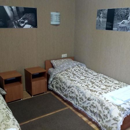 Atlant Hotel Ostroh Buitenkant foto