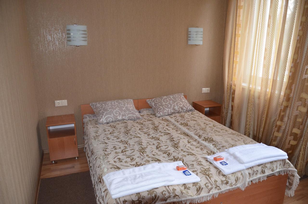 Atlant Hotel Ostroh Kamer foto