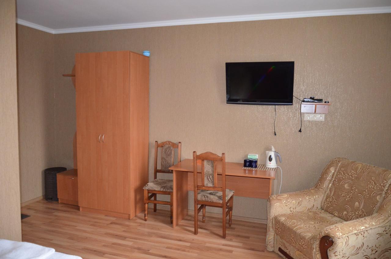 Atlant Hotel Ostroh Buitenkant foto